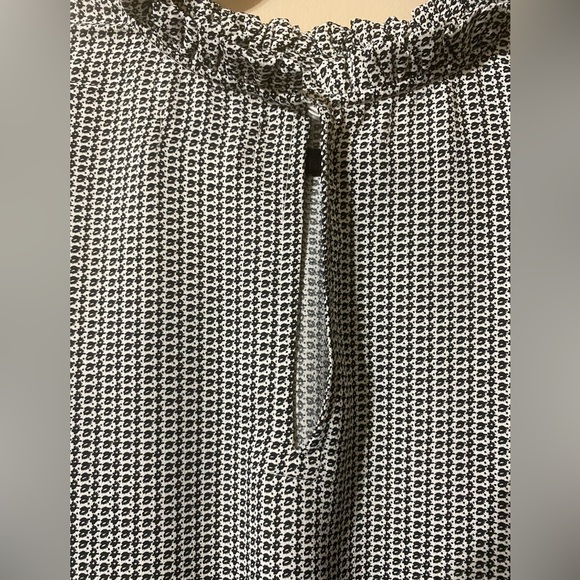 Gorgeous B&W silky blouse! Near Perfect Cond!Nice design details! - Picture 11 of 12
